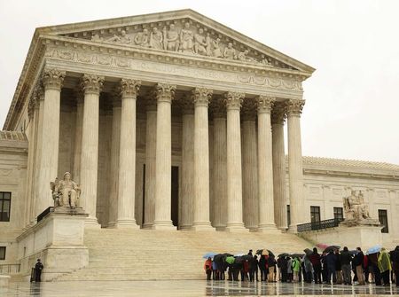 © Reuters. File photo of people lining up in the rain outside of the US Supreme Court in Washington