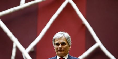 © Reuters. Austrian Chancellor Faymann arrives for a news conference after a government conclave in Schladming