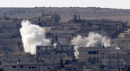 © Reuters. LES KURDES DE LA VILLE SYRIENNE DE KOBANI RÉSISTENT TOUJOURS AUX DJIHADISTES