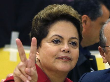 © Reuters. Brazil's President and candidate for re-election, Dilma Rousseff, gestures in Port Alegre