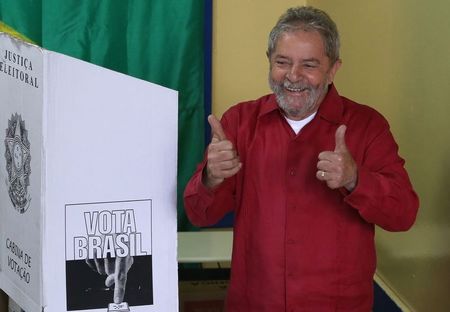 © Reuters. Brazil's former President Lula da Silva gestures after casting his vote during presidential elections, in his hometown city of Sao Bernardo do Campo, near Sao Paulo