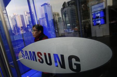 © Reuters. A man walks out of Samsung Electronics' headquarters in Seoul