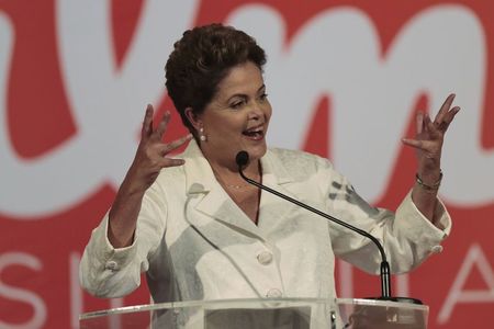 © Reuters. Presidente e candidata à reeleição Dilma Rousseff durante pronunciamento em Brasília após a divulgação do resultado do segundo turno da eleição.