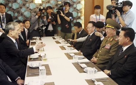 © Reuters. South Korea's national security adviser Kim talks with Hwang, director of the North Korean army's General Political Bureau, Choe and Kim during a luncheon meeting in Incheon