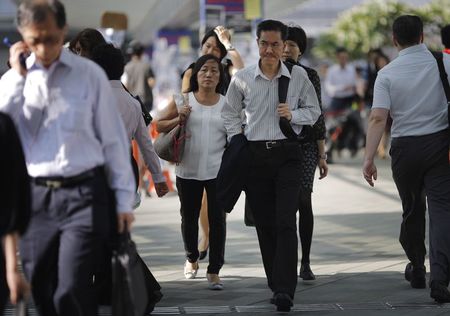 © Reuters. REPRISE DU TRAVAIL À HONG KONG 