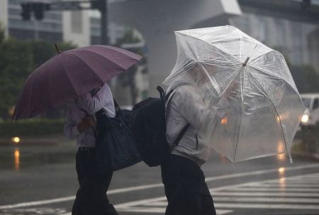 © Reuters. El tifón Phanfone deja al menos un muerto en Japón 