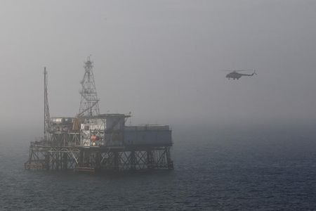 © Reuters. Вертолет подлетает к нефтяной платформе в Каспийском море