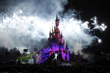 © Reuters. The crowd watches the premiere of the new Disney Dreams show at the Disneyland Resort in Marne-la-Vallee