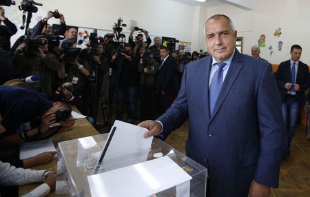 © Reuters. Boiko Borisov, leader of Bulgaria's centre right GERB party, casts his vote in Sofia