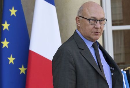 © Reuters. French Finance Minister Michel Sapin leaves following the weekly cabinet meeting at the Elysee Palace in Paris