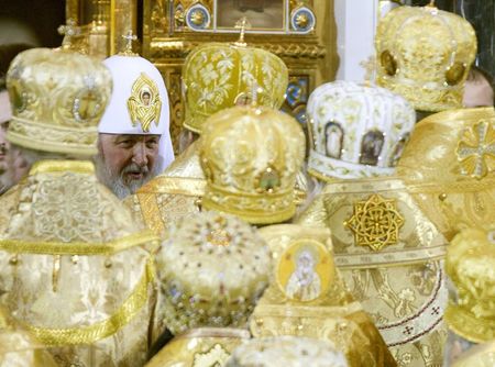 © Reuters. File photo of new Orthodox Patriarch Kirill receiving congratulations from clergy after he was crowned as the 16th Patriarch of Moscow and all Russia in Moscow