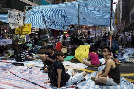 © Reuters. Manifestanti ad Hong Kong