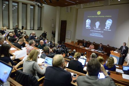 © Reuters. Professor Kiehn presents the winners of the Nobel Prize in Medicine, U.S.-British scientist O'Keefe and Norwegian husband and wife Edvard and May-Britt Moser at Karolinska Institute in Stockholm