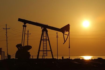 © Reuters. Станки-качалки на месторождении нефти в Баку