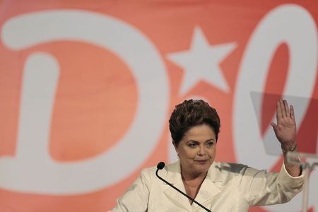 © Reuters.  Dilma Rousseff ieri a Brasilia dopo il primo round elettorale