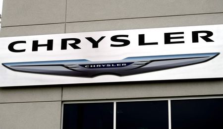 © Reuters. The Chrysler logo is seen outside the Chrysler auto dealer in Broomfield, Colorado