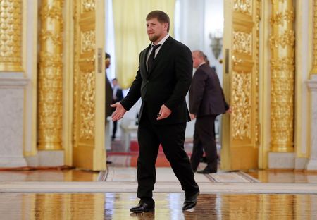 © Reuters. Chechen President Ramzan Kadyrov walks before a meeting of the state council at the Kremlin in Moscow