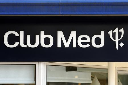 © Reuters. Il logo del Club Med in un'agenzia di viaggio