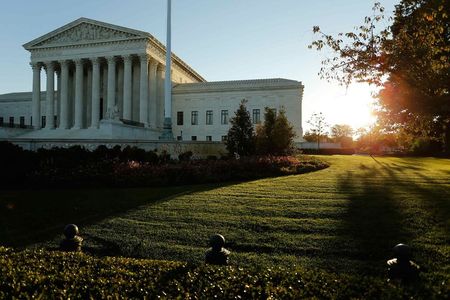 © Reuters. A general view of the U.S. Supreme Court building at sunrise is seen in Washington