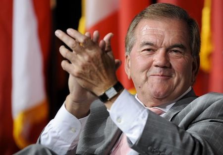 © Reuters. Ridge applauds during University of Southern California's Schwarzenegger Institute for State and Global Policy inaugural Symposium in Los Angeles