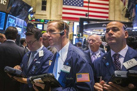 © Reuters. Traders work on the floor of the New York Stock Exchange