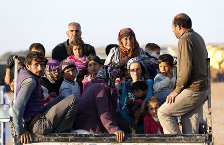 © Reuters. مسؤول كردي: فرار أكثر من 2000 كردي سوري من كوباني بينما يتقدم مقاتلو الدولة الإسلامية