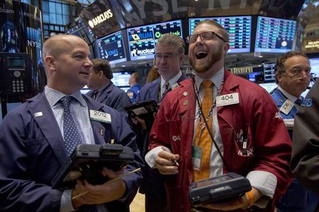 © Reuters. Traders work on the floor of the New York Stock Exchange