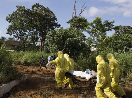 © Reuters. نقل نرويجية الى بلادها بعد اصابتها بالايبولا في سيراليون