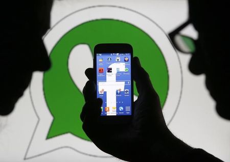 © Reuters. Compra de WhatsApp por Facebook se eleva hasta los 22.000 millones de dólares