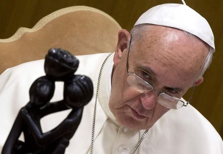 © Reuters. Papa Francisco durante sínodo no Vaticano