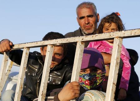 © Reuters. أكراد يهاجمون البرلمان الهولندي للتنديد بتنظيم الدولة الإسلامية