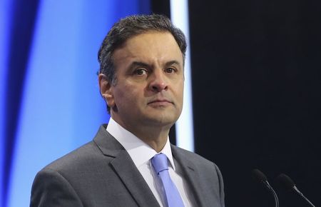 © Reuters. Candidato do PSDB à Presidência, Aécio Neves, participa de debate na TV em São Paulo