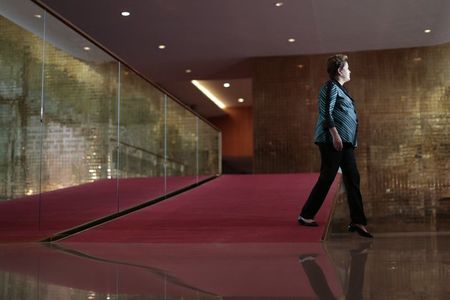 © Reuters. Presidente Dilma chega para entrevista em Brasília