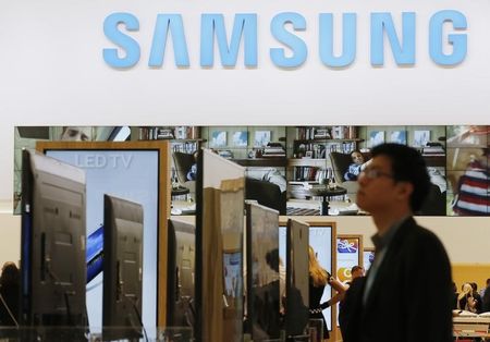 © Reuters. A journalists walks at the Samsung booth during a media preview day at the IFA consumer electronics fair in Berlin