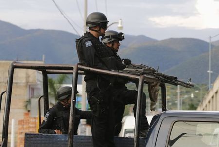 © Reuters. الرئيس المكسيكي يتعهد بملاحقة مرتكبي مجزرة لعشرات الطلاب