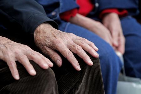 © Reuters. LE NOBEL DE MÉDECINE OUVRE DE NOUVELLES PERSPECTIVES POUR ALZHEIMER