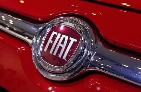 © Reuters. A Fiat logo is seen on a car during a press preview at the 2013 New York International Auto Show in New York