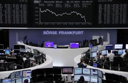 © Reuters. Traders are pictured at their desks in front of the DAX board at the Frankfurt stock exchange