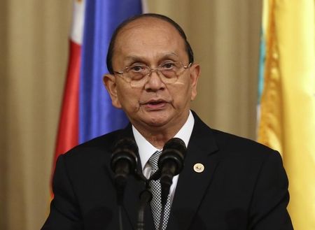 © Reuters. Myanmar President Thein Sein delivers speech to media during his visit at Malacanang Presidential Palace in Manila