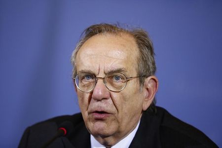 © Reuters. Italy's Economy Minister Pier Carlo Padoan attends a news conference after talks with German Finance Minister Schaeuble in Berlin