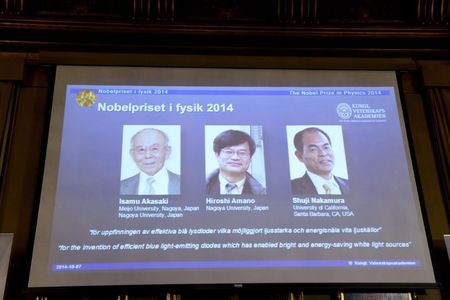 © Reuters. فوز يابانيين وأمريكي بجائزة نوبل للفيزياء لعام 2014