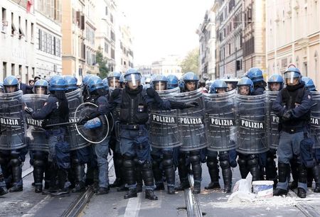 © Reuters. Riot policemen line up during a protest in downtown Rome