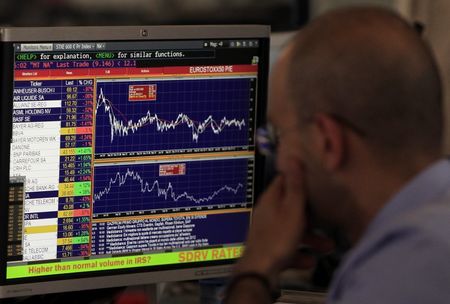 © Reuters. Trader looks at his screen on Unicredit Bank trading floor in downtown Milan