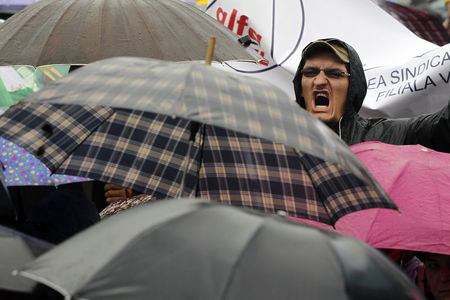 © Reuters. A trade unionist shouts slogans during a protest in front of Victoria Palace, Romania's government headquarters, in Bucharest