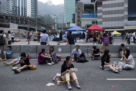 © Reuters. احتجاجات هونج كونج في مفترق طرق مع بوادر حل سريع للأزمة