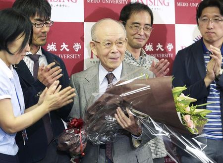 © Reuters. Meijo University professor Akasaki is presented with a bouquet of flowers during a news conference at Meijo University in Nagoya