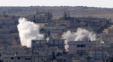 © Reuters. El Estado Islámico avanza hacia el sudoeste de la ciudad siria de Kobani