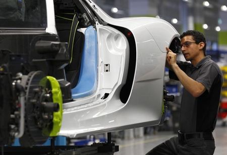© Reuters. Operário trabalha em linha de montagem da marca Porsche em Stuttgart-Zuffenhausen, na Alemanha 