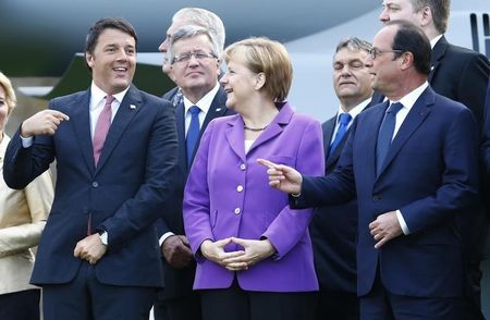 © Reuters. Il premier Matteo Renzi assieme alla Cancelliera tedesca Angela Merkel e al presidente francese Francois Hollande