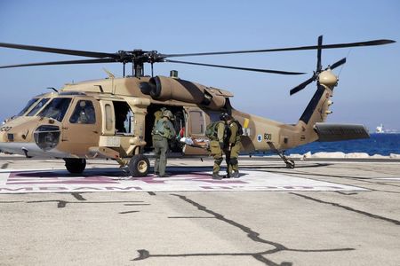 © Reuters. Injured Israeli soldier is evacuated to a hospital in Haifa